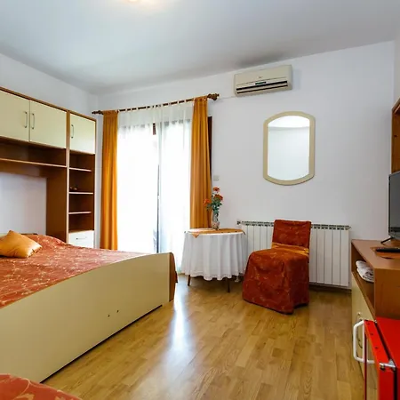 Sunny And Sleek Krk With Balcony Krk Town