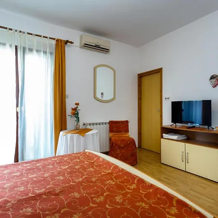 Pensionat Sunny And Sleek Krk With Balcony Krk Town