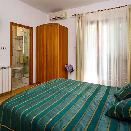Sunny And Sleek Krk With Balcony Pensionat Krk Town