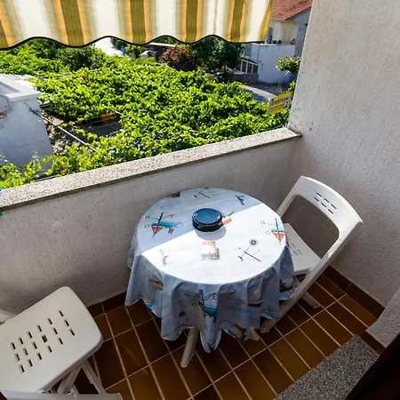 Pensionat Sunny And Sleek Krk With Balcony *
