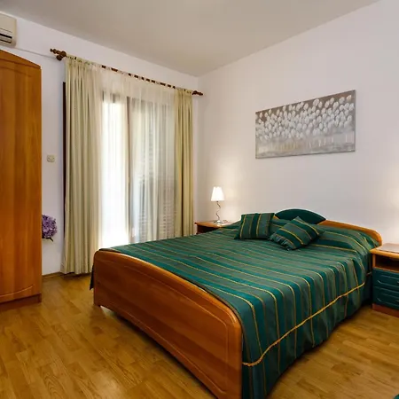Pensionat Sunny And Sleek Krk With Balcony Krk Town