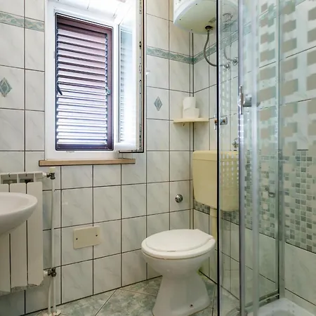 Sunny And Sleek Krk With Balcony Affittacamere